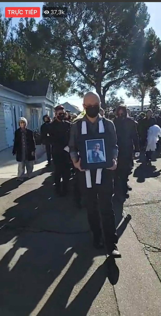 Rất nhiều người đã đi phía sau linh cữu để đưa NS Chí Tài về nơi an nghỉ cuối cùng. Cùng với đó, gần 40 nghìn người đang nói lời vĩnh biệt chú qua livestream