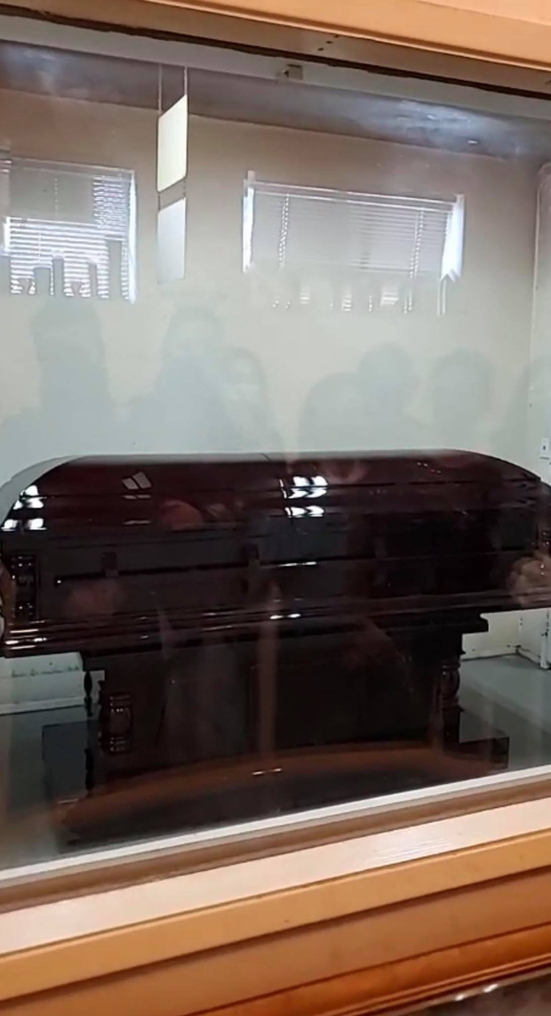 Hình ảnh quan tài của cố NS Chí Tài trong phòng hoả thiêu, ca sĩ Phương Loan và bạn bè bật khóc thành tiếng dữ dội