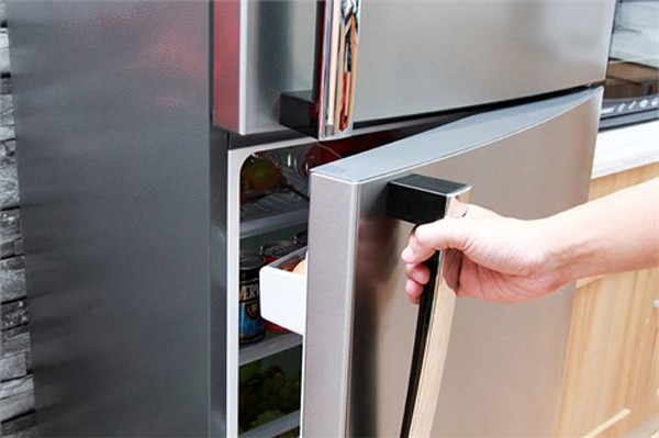 Cả tủ lạnh lẫn tay nắm đều là nguồn lây nhiễm vi khuẩn, cần chùi rửa thật sạch thường xuyên.