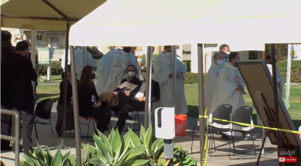 Các linh mục tiến vào lễ đường