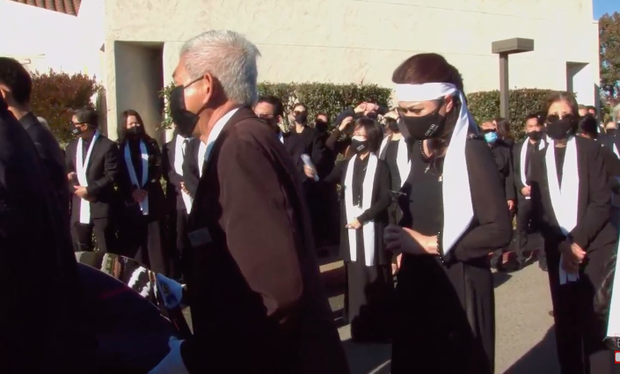 Ca sĩ Phương Loan lặng lẽ đi sau quan tài người chồng quá cố