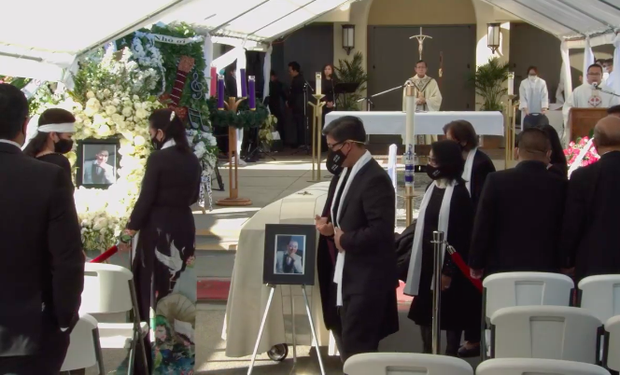 Linh cữu NS Chí Tài được đặt trang trọng giữa thánh đường