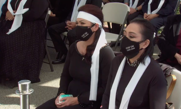 Ca sĩ Phương Loan thất thần trong thánh lễ an táng chồng