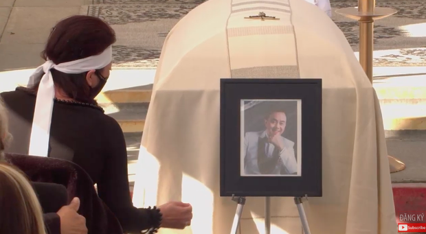 Trong ảnh, NS Chí Tài mỉm cười phúc hậu