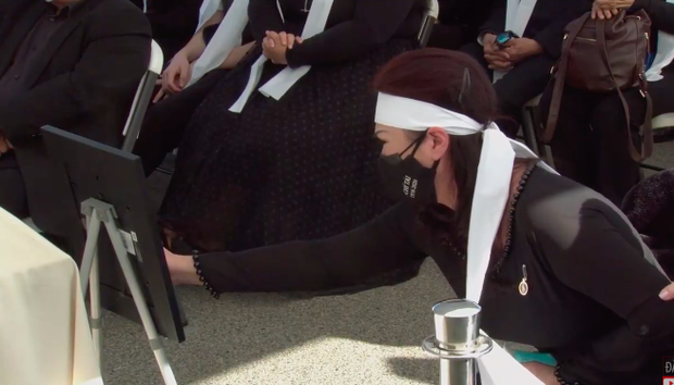 Cô nhẹ nhàng đặt tay lên di ảnh