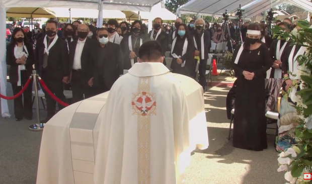 Ca sĩ Phương Loan lặng lẽ cúi thấp mặt che đi nỗi đau thương