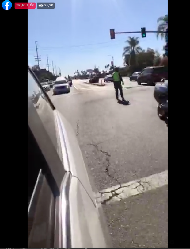 Hơn 3 giờ sáng ngày 20/12 tại Việt Nam, hơn 25 nghìn người cùng theo dõi livestream tiễn đưa NS Chí Tài. Theo lời MC Ngọc Hân, nhiều người dân dọc đường đã gọi tên và vẫy tay chào vĩnh biệt NS Chí Tài