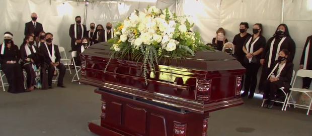 Người thân chuẩn bị nói lời cuối trước khi linh cữu được đưa đi hoả thiêu