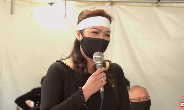 Ca sĩ Phương Loan nghẹn ngào, cô hát bài Em Ở Đâu để tiễn đưa người chồng quá cố