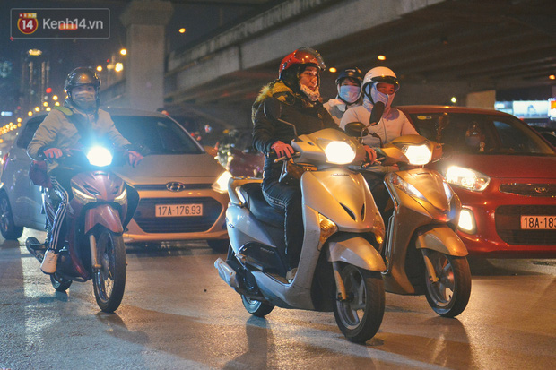 Trung tâm Dự báo Khí tượng Thủy văn Quốc gia cho biết, ngày 19/12, không khí lạnh tăng cường khiến các tỉnh Bắc Bộ và Bắc Trung Bộ tiếp tục rét đậm rét hại, với nhiệt độ thấp nhất 9-12 độ, vùng núi 6-9 độ, vùng núi cao có nơi dưới 4 độ và có khả năng xảy ra băng giá, sương muối. Tại Hà Nội, trời không mưa, hửng nắng, tuy nhiên vẫn duy trì hình thái rét đậm với nhiệt độ thấp nhất phổ biến 10-12 độ