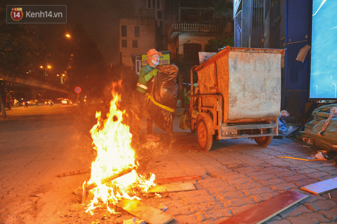 Mặc áo mưa hay đốt lửa bên cạnh là những cách mà họ dùng để chống lại cái giá rét ban đêm