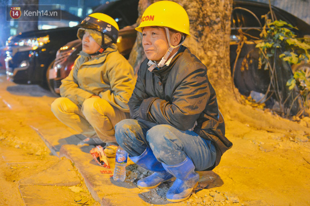 Cũng lao động về đêm trên phố Phủ Doãn, ông Cà Ban Khánh, 48 tuổi, quê Điện Biên, trong lúc ngồi đợi xe vật liệu, cho biết, công việc của ông là đổ bê tông về đêm, ca làm sẽ bắt đầu vào lúc 22h đêm và kết thúc vào 2h sáng hôm sau