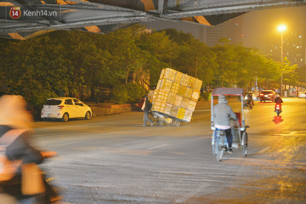 Càng về đêm nhiệt độ càng xuống thấp, có lúc chỉ còn 11 độ C nhưng trong giá lạnh cắt da cắt thịt, tại chợ đầu mối Long Biên (quận Ba Đình), nhịp lao động vẫn hối hả