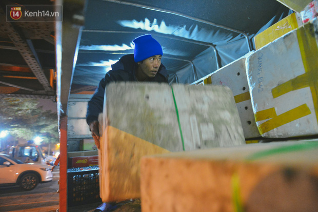 Một người lao động có thể kiếm được vài trăm nghìn một đêm, nhưng gần đây trời rét, người buôn hàng ít đi nên thu nhập của họ bị giảm đi nhiều