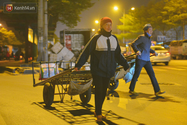 Dù thời tiết khắc nghiệt, hàng trăm người lao động vẫn tất bật kéo thuê những chuyến hàng để mưu sinh
