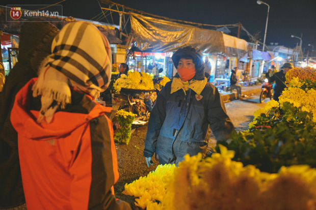 Bà Hường, người bán hoa cúc trong chợ than phiền: 