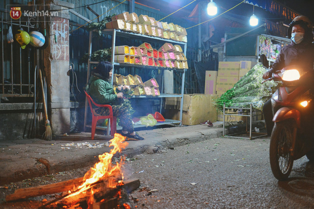 Một số người đốt lửa bên cạnh sưởi ấm