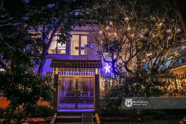 Một căn biệt thự giăng đèn đơn giản