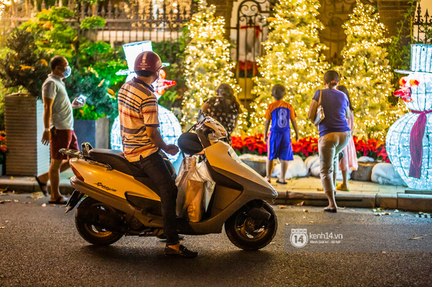 Nhiều người tò mò chụp ảnh