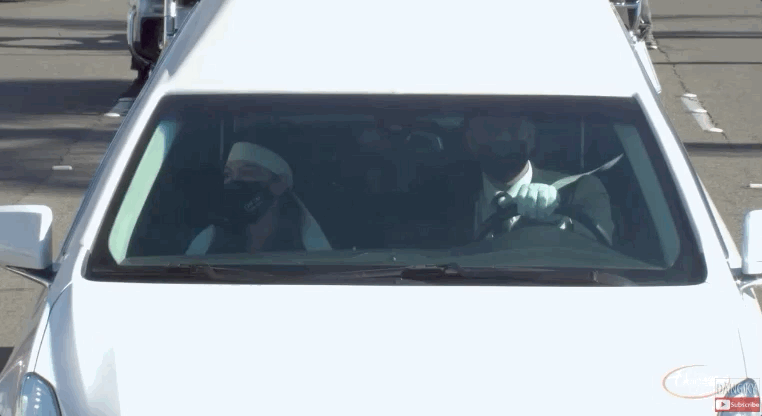 Ca sĩ Phương Loan thất thần trong xe tang đưa chồng đến nghĩa trang để thực hiện nghi thức hoả táng