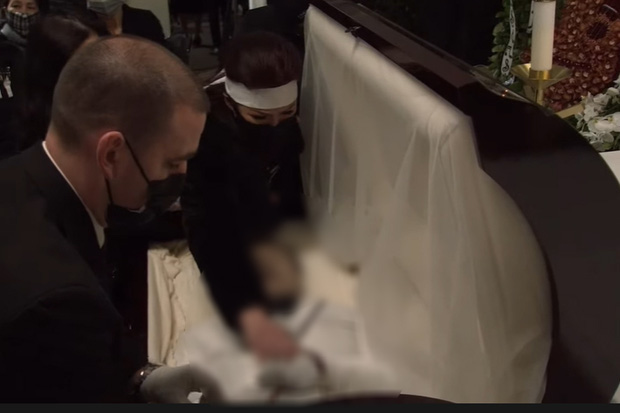 Ca sĩ Phương Loan nhìn mặt NS Chí Tài lần cuối trước khi đóng nắp quan tài