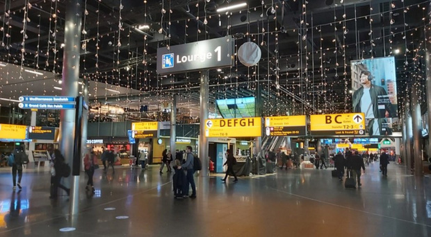 Hà Lan cấm các chuyến bay từ Anh sau khi phát hiện biến thể mới của virus SARS-CoV-2 (Ảnh: NL Times)