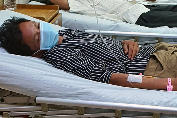 Ông T. được các bác sĩ súc ruột, kết quả thử không phát hiện độc tố trong người - Ảnh: BVCC