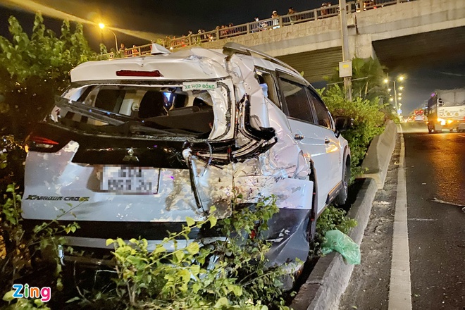 Ôtô con hư hỏng nằm trên dải phân cách. Ảnh: An Huy.