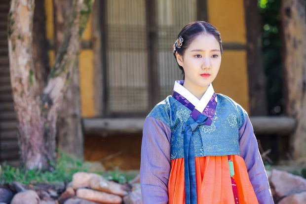 Trước đó, nữ diễn viên cùng từng gây sốt với bộ ảnh cổ trang đẹp như mơ