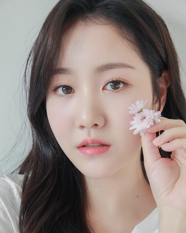 Gương mặt Jin Ji Hee vô cùng nổi bật với sống mũi cao thanh, đôi mắt có hồn, khuôn miệng cười tươi tắn cùng làn da trắng mịn