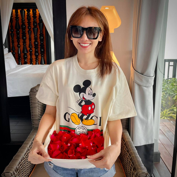 Hari Won thích thú vì khắp nơi đều có hoa hồng, nhìn nụ cười là đủ hiểu cô đang hạnh phúc thế nào!