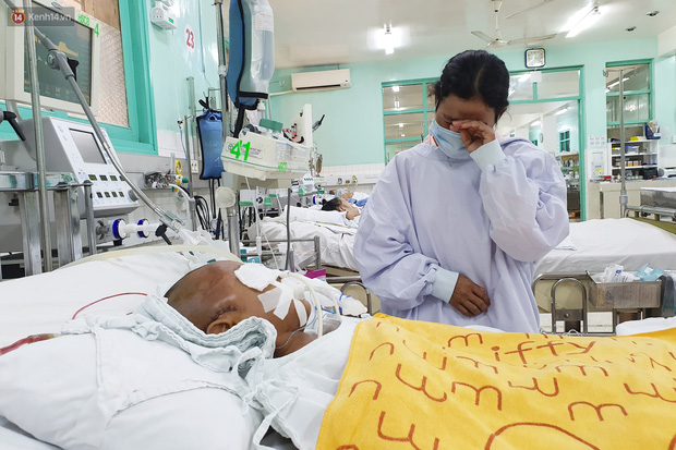 Liên tục người mẹ gạt nước mắt khi nhìn thấy con trai