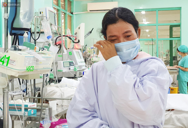 Bác sĩ dẫn chị K. vào phòng ICU để thăm con