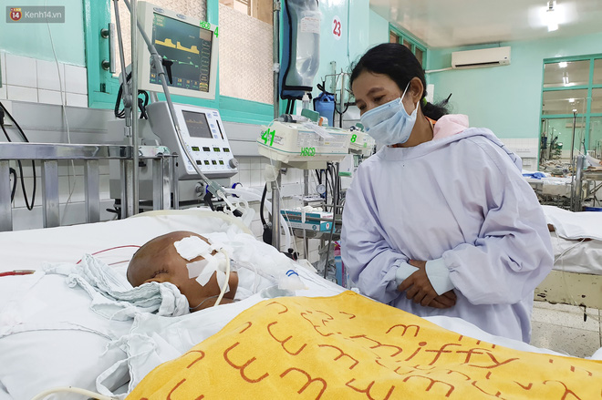 Bé K. đang nằm ở khoa Hồi sức tích cực và Chống độc, thở máy và hôn mê sâu