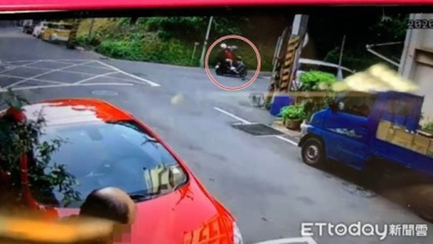 Hình ảnh từ CCTV ghi lại cho thấy Lâm đưa vợ và con trai lên núi bằng xe máy