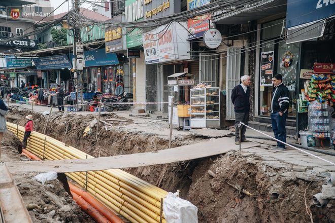 Đại La - Minh Khai là tuyến đường tiếp giáp với khu dân cư đông đúc. Trong ảnh, phần thi công trên đường Minh Khai khiến vỉa hè bị 