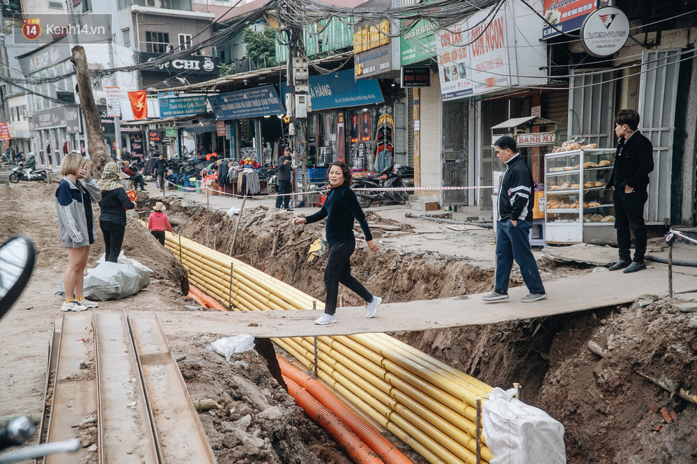 Để di chuyển từ nhà ra ngõ, người dân bắc tạm một tấm ván mỏng như thế này