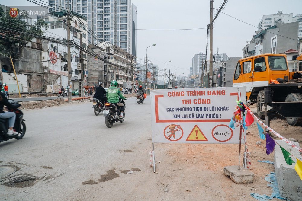 Dự kiến đoạn tuyến dưới thấp có quy mô 8-10 làn xe, dải phân cách rộng 4 m và vỉa hè rộng 4-6 m mỗi bên. Tuy nhiên hiện nay, việc rào chắn khiến tuyến đường Đại La - Minh Khai đến cầu Mai Động trở thành 