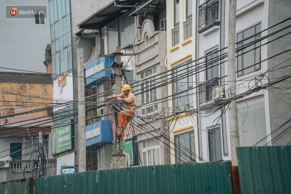 Công nhân điện lực tích cực làm việc, đảm bảo cuộc sống người dân không bị ảnh hưởng quá nhiều trong suốt quá trình thi công, đặc biệt thời điểm cuối năm