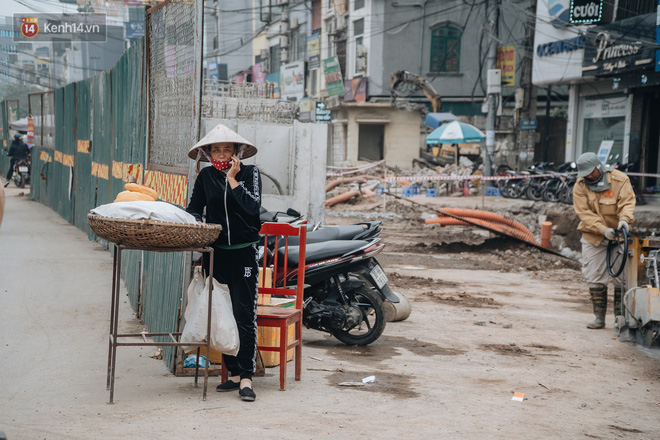 Người dân hòa mình vào cuộc sống vốn đã quen thuộc hơn 2 năm qua: khói bụi, ồn ào và tắc đường! Cô trung niên bán bánh mỳ ngay giữa công trường, khói bụi mịt mù khiến chất lượng bánh không được như ý... Nhiều người không dám mua cũng bởi lẽ thế