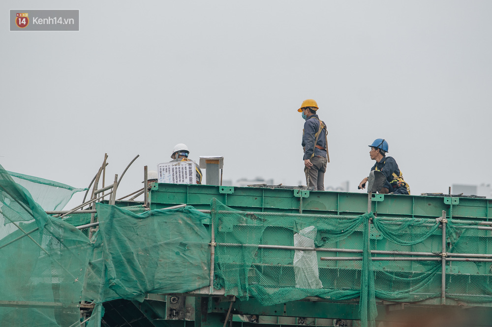 Nhóm công nhân chia làm 3 ca làm việc liên tục, cố gắng đẩy nhanh tiến độ để sau khi hoàn tất mở rộng đường, người dân có thể di chuyển dễ dàng dịp Tết Nguyên đán 2021