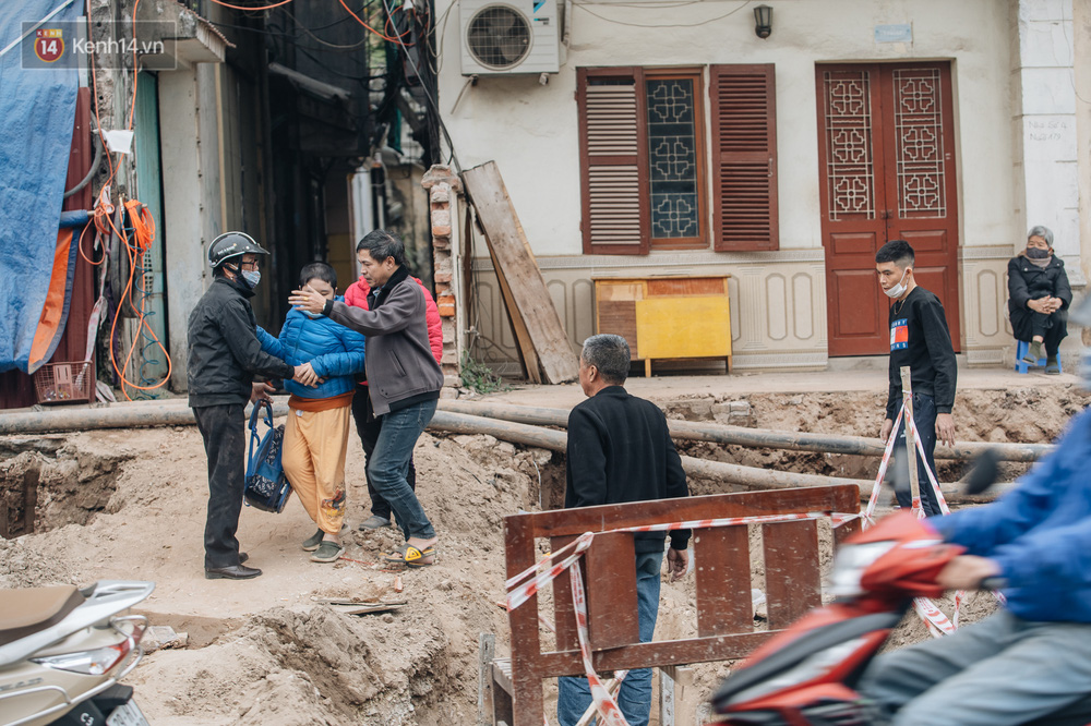 Một nam sinh Tiểu học ngã nhào sau khi đi học về. Đoạn đường thi công khá dốc và gồ ghề, người dân thường tự nhắc nhau di chuyển cẩn thận