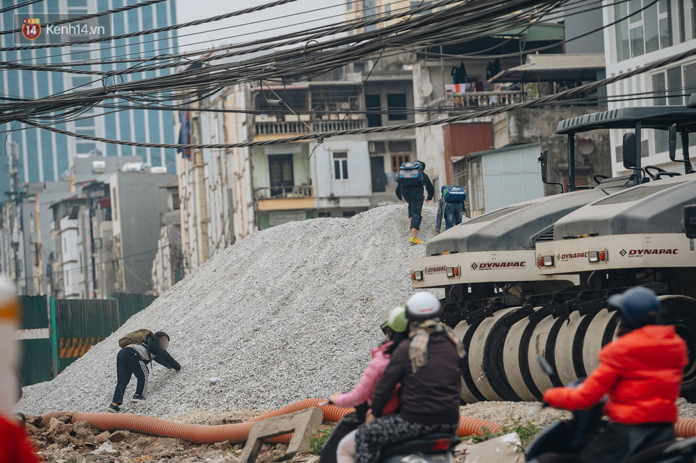 Tan trường, nhiều học sinh vui chơi xung quanh khu vực công trường tiềm ẩn nhiều nguy hiểm
