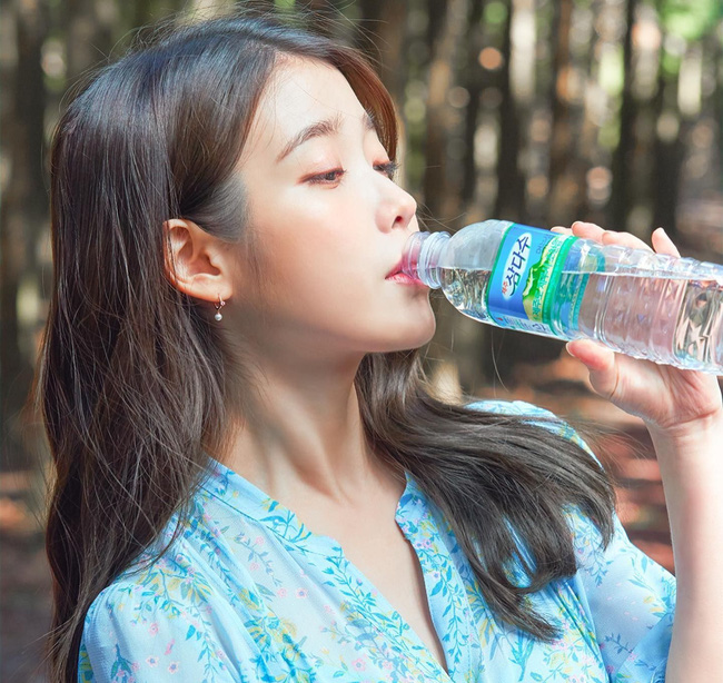 Uống nước là cách đơn giản nhất để thanh lọc da và ngừa táo bón, ai cũng biết nhưng không làm đều đặn.