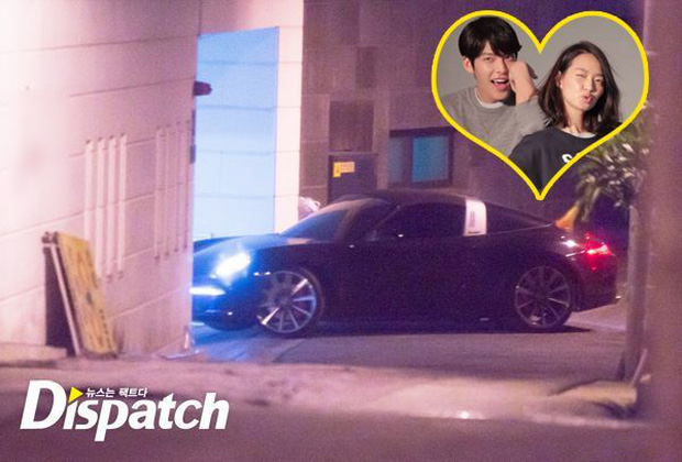 Shin Min Ah - Kim Woo Bin là 1 trong những cặp đôi được yêu mến nhất showbiz Hàn. Cả hai công khai hẹn hò vào tháng 7/2015. Đến năm 2017, Kim Woo Bin được chẩn đoán mắc bệnh ung thư vòm họng và phải tạm dừng sự nghiệp để điều trị. Trong khoảng thời gian đó, Shin Min Ah luôn bên cạnh đồng hành với bạn trai. Đến nay, cặp đôi đã ở bên nhau được nửa thập kỷ