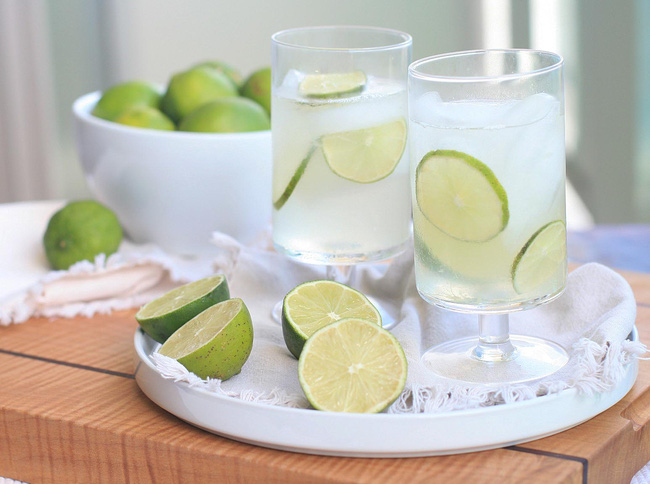 Nước chanh đơn giản dễ làm, mỗi ngày 1 ly vào mỗi sáng sẽ giúp nhuận tràng cực tốt.