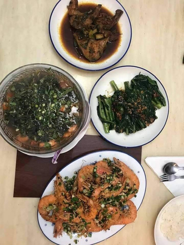 Cô cùng gia đình đã nấu món cá kho tộ - món ăn yêu thích của NS Chí Tài lúc sinh thời