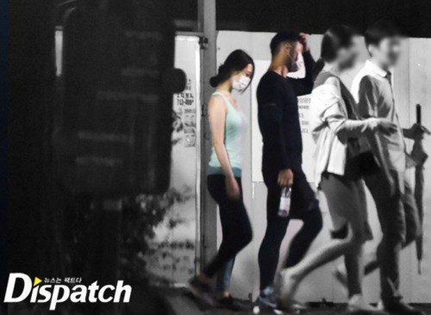 Tháng 8/2014, Dispatch tung ra loạt hình ảnh hẹn hò của Sulli và Choiza trên đường phố vào lúc sáng sớm. Tin tức này khiến công chúng sốc nặng bởi lúc đó cố nghệ sĩ Sulli còn chưa tròn 20 tuổi, là nữ idol trong sáng, đáng yêu còn Choiza hơn cô đến 14 tuổi và từng vướng nhiều bê bối tai tiếng. Đến tháng 3/2017, công ty quản lý công bố Choiza và Sulli chính thức chia tay sau hơn 3 năm bên nhau