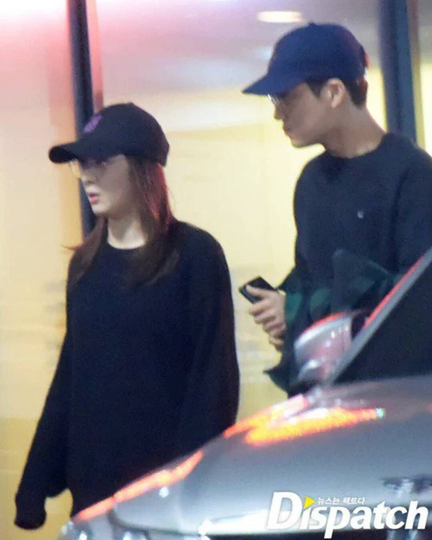 Vào ngày 1/4, Dispatch khiến dân tình ngỡ ngàng khi tung ra bằng chứng hẹn hò của Kai (EXO) và Krystal. Cặp đôi ngày Cá tháng Tư được khen là vô cùng xứng đôi vừa lứa nhưng chỉ bên nhau được 1 năm 1 tháng