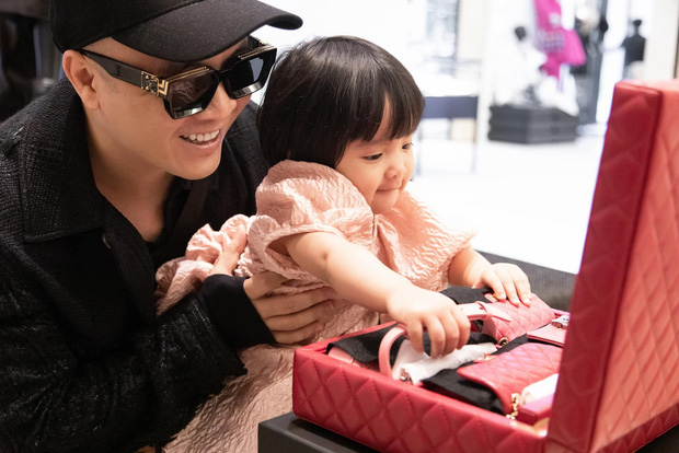 Các nhóc tỳ nhà Đỗ Mạnh Cường thường xuyên được dành tặng những món hàng hiệu vô cùng đắt đỏ